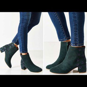 🔥MOVING SALE🔥Urban Outfitters Embroidered Boot